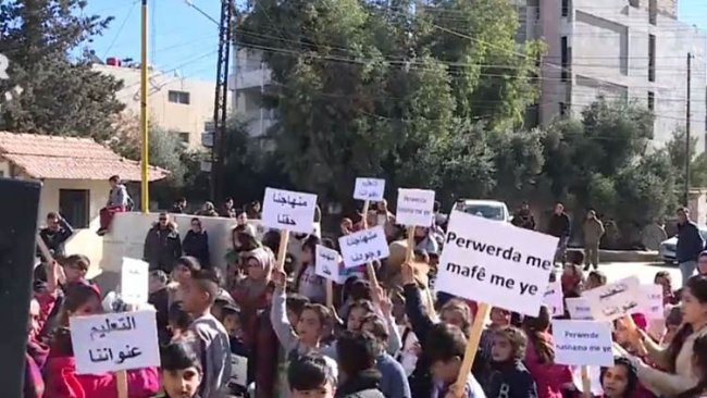 Rojava’da BM Ofisi önünde Kürtçe protestosu