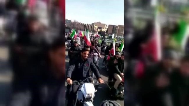 İran devrim kutlamalarına  Ruhani aleyhine atılan sloganlar damgasını vurdu