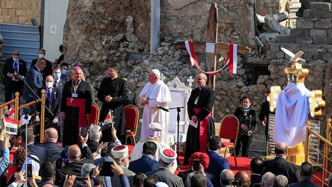 Papa Francis Musul'da, IŞİD'in yıktığı kilise meydanında ayin düzenliyor