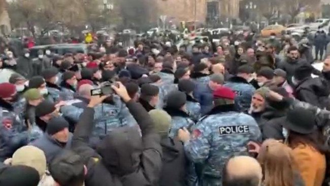 Erivan’da polis ve göstericiler arasında çatışma
