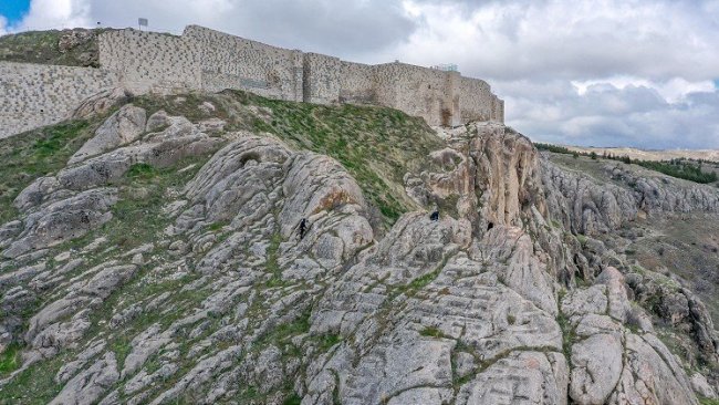 Elazığ'da Urartu dönemine ait 2 bin 800 yıllık tapınak bulundu