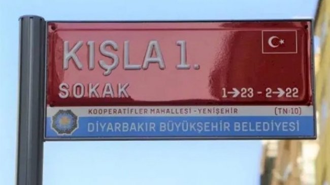 Diyarbakır'ın sokak tabelalarına Türk bayrağı yerleştirildi