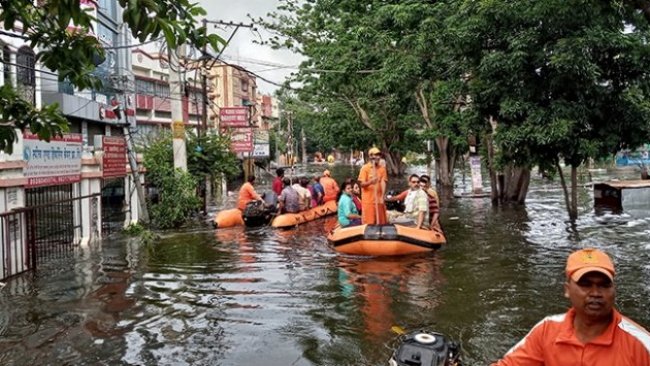 Hindistan'da muson yağmurları 127 can aldı