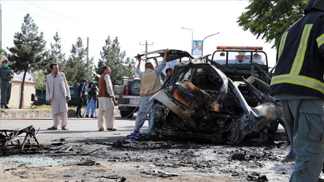 Taliban aracına el bombalı saldırı