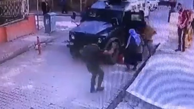 Viranşehir'de bir çocuk zırhlı aracın altında kaldı
