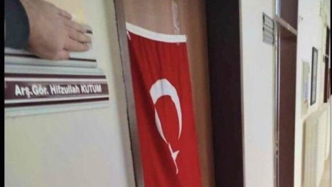 'Kürdistan' paylaşımı yapan akademisyene gözaltı: Kapısına bayrak astılar