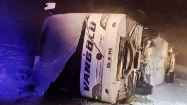 Bitlis'te iki yolcu otobüsü devrildi: Onlarca yaralı