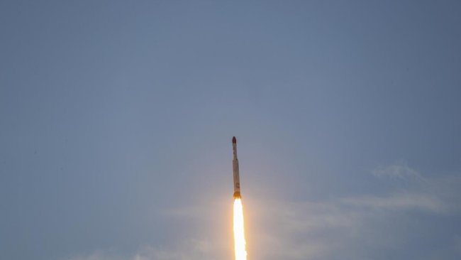 İran uzaya uydu taşıyan roket fırlattı