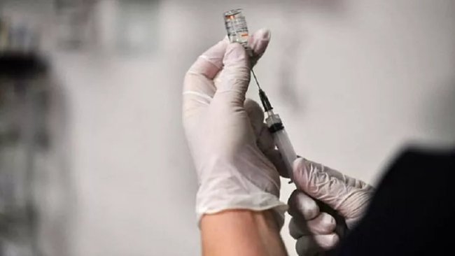 Hindistan’da aşı skandalı... 12. dozu yaptırırken yakalandı!