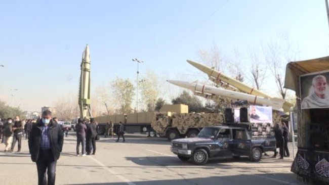İran, Irak'taki ABD üssüne attığı füzeleri sergiledi