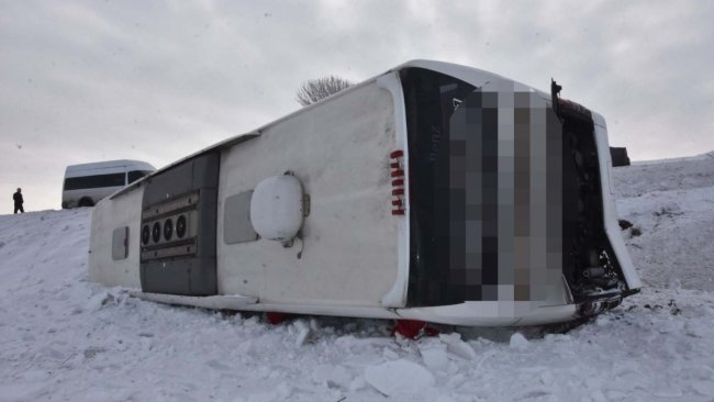 Bitlis’te yolcu otobüsü devrildi: 15 yaralı