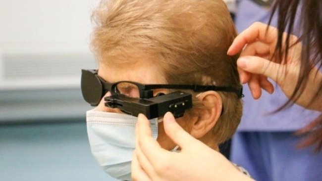 İngiltere'de ilk: Görme engelli kadın biyonik göz nakliyle görmeye başladı