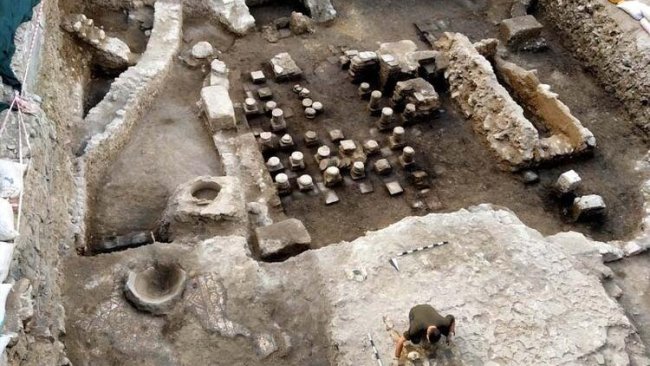 Maraş'taki kazılarda, 1500 yıllık açık hava şölenini anlatan mozaik keşfedildi