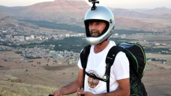 Kürt paraşütçüden havadan mesaj: Kürtçe dersleri seçin