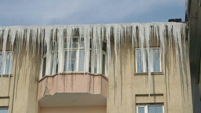 Yüksekova'daki çatılarda 5 metrelik buz sarkıtları oluştu