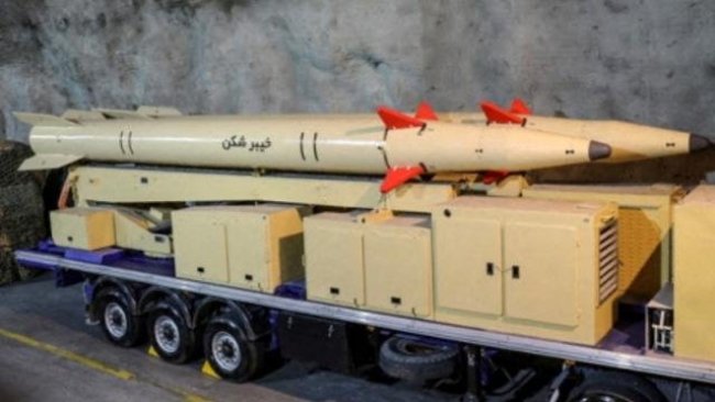 İran 1450 kilometre menzilli yeni balistik füzesini tanıttı