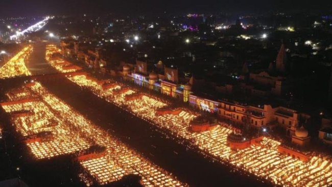 Dünyanın en ışıltılı festivalinde bir milyondan fazla kandil yakıldı