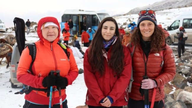 8 Mart Kadınlar Günü'nü zirvede kutlamak için Ağrı Dağı'na tırmanıyorlar