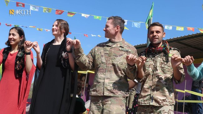 Rojava'da ABD’li askerlerden geleneksel Kürt kıyafetleriyle halay coşkusu!