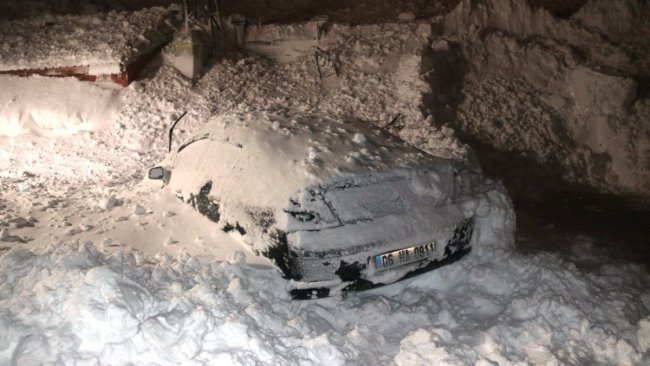 Bitlis’te öğretmenevi bahçesine çığ düştü