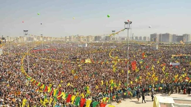 Diyarbakır'da Newroz'a büyük ilgi: Halk akın akın alana geliyor