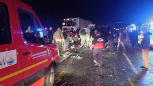 Van’da minibüs ile otomobil çarpıştı: 6’sı ağır 15 yaralı