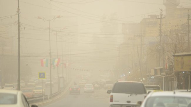 Erbil’de yoğun toz dalgası nedeniyle uçak seferleri iptal edildi.