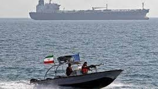 İran Basra Körfezi’nde bir petrol tankerine el koydu