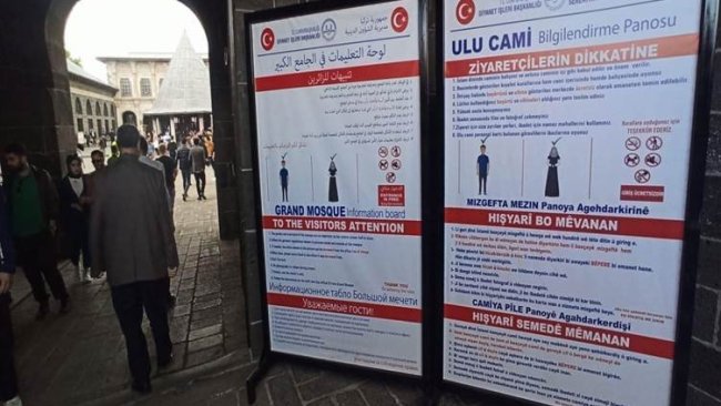 Diyarbakır Ulu Cami girişine Kürtçe tabela konuldu