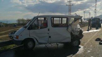 Bitlis'te Öğrenci servisinin minibüse çarpması sonucu 20 kişi yaralandı