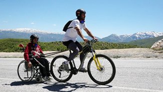 Bitlis: Engelli komşusunun bisikletle tur hayalini böyle gerçekleştirdi
