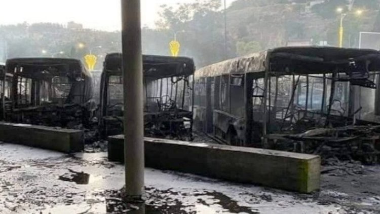 İsrail'deki şüpheli yangında 18 otobüs kül oldu