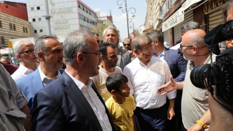 Ahmet Davutoğlu Sur'da protesto edildi
