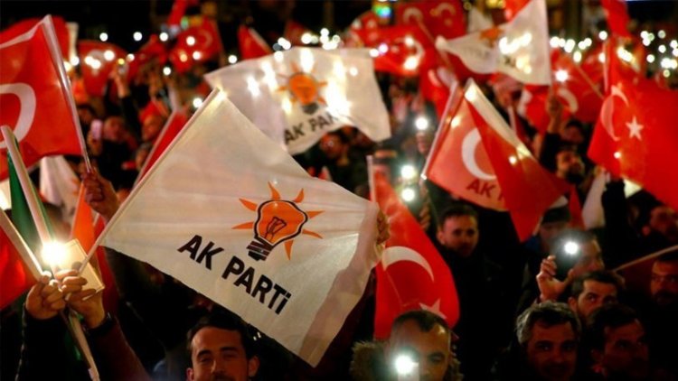 AK Parti'de bir ayda yüzde 4 düşüş