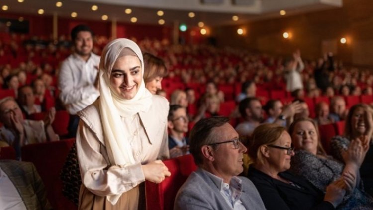 Hollanda'da bir Kürt kızı yılın en iyi öğrencisi oldu