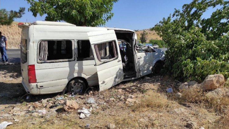 Urfa’da işçileri taşıyan minibüs kaza yaptı: 12 yaralı