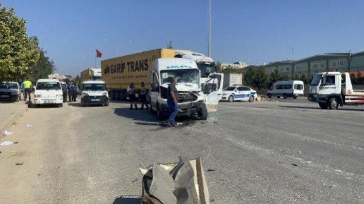 Antep'te işçi servisi, TIR'a çarptı: 6 yaralı
