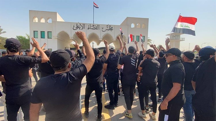 Sadr destekçileri Yüksek Yargı Konseyi binası önünde eylem başlattı