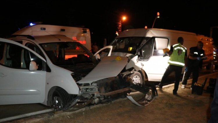 Van'da göçmenleri taşıyan araç kaza yaptı: 1 öü 13 yaralı