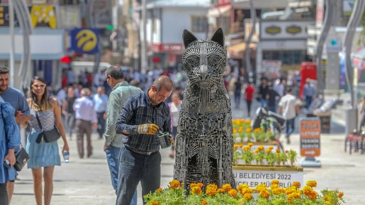 İranlı heykeltraştan hurda malzemelerle 650 kilogramlık Van Kedisi heykeli