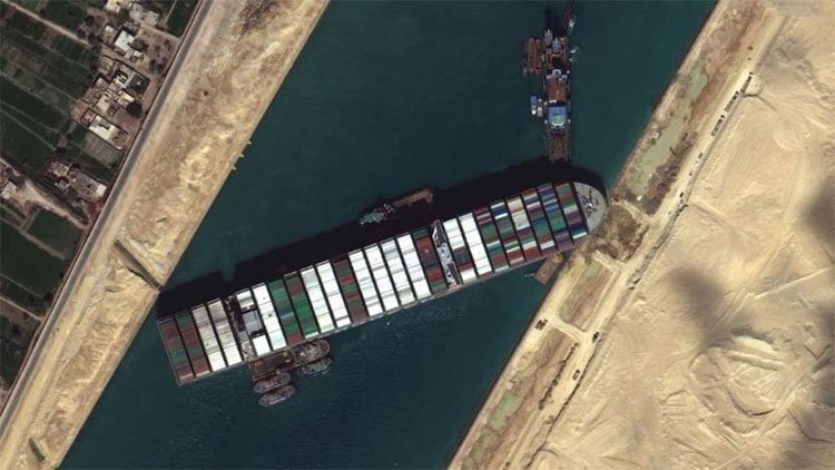 Süveyş Kanalı karaya oturan gemi nedeniyle tıkandı