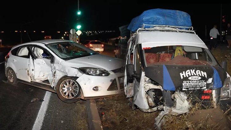 Urfa'da işçileri taşıyan minibüs ile otomobil çarpıştı: Çok sayıda yaralı