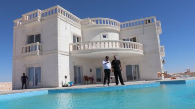Çocukları Avrupa’dan dönsün diye Mardin’e havuzlu villa yaptırdı