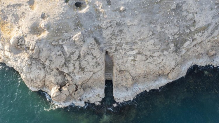 Van Gölü'ndeki çekilme, kayaya oyulmuş Urartu limanını ortaya çıkardı