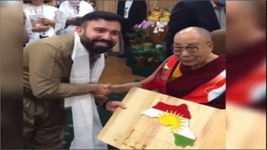Kürt genci Dalay Lama’ya Kürdistan bayrağı hediye etti