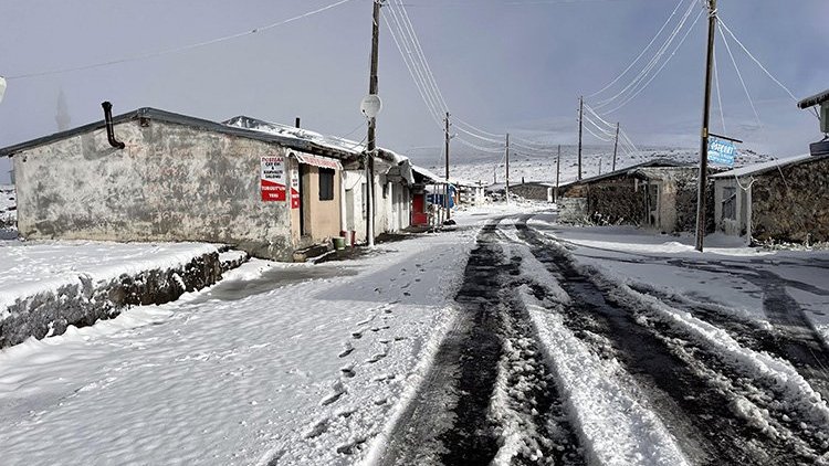 Ardahan ve Kars'ın yüksek kesimlerine mevsimin ilk karı yağdı