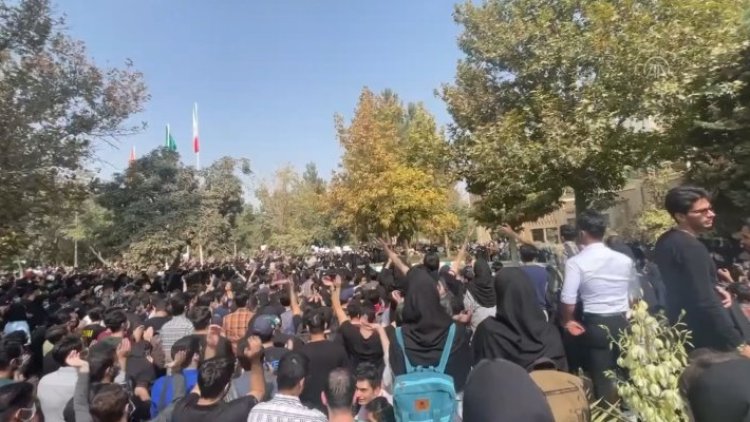 İran’ın birçok üniversitesinde Jina Emini' eylemleri
