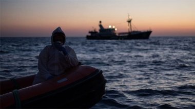 Akdeniz'de iki sığınmacı botu battı: En az 15 ölü