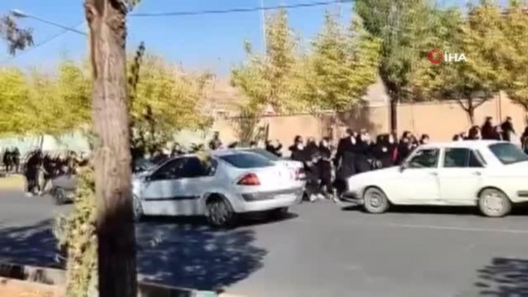 Rojhilat'ta protestolar: Lise öğrencileri, plakasız araçlarla okula giren polislerce gözaltına alındı