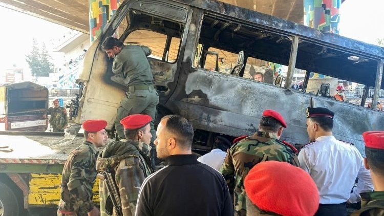 Şam'da rejim askerlerini taşıyan otobüse saldırı: Çok sayıda ölü!